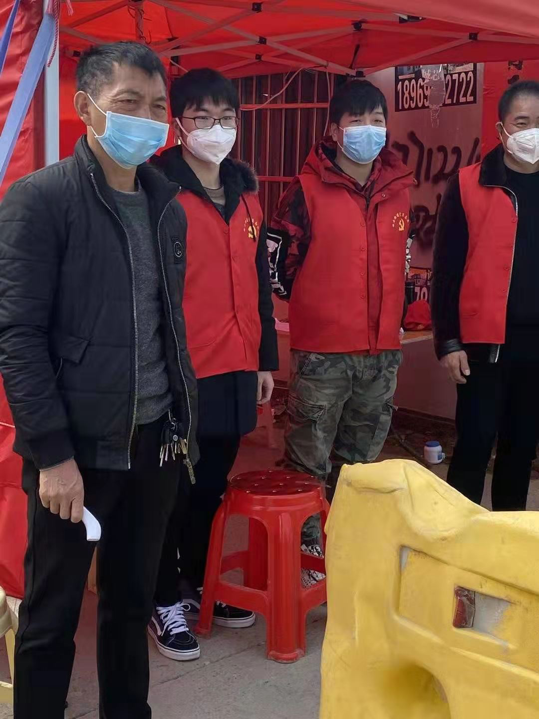 说明:C:\Users\admin\Desktop\2020下半年新闻\二支部疫情防控新闻稿\左二为池磊.png